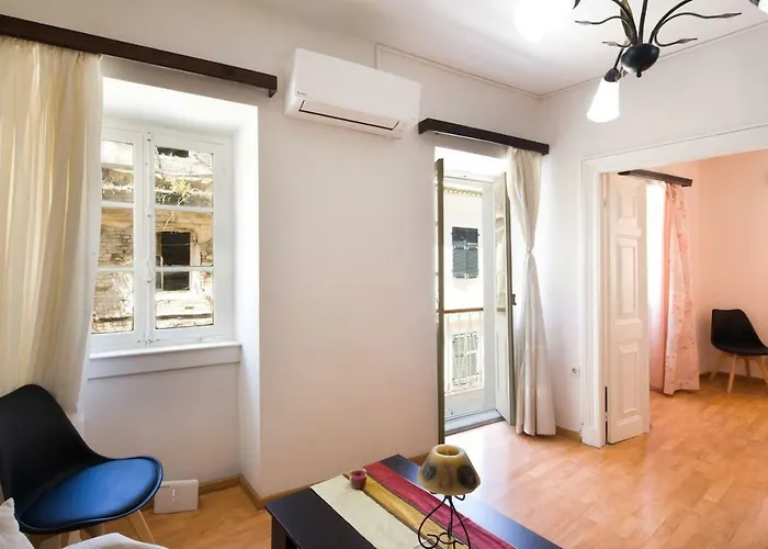 Andrew\'S Old Town Apartment By Corfuescapes